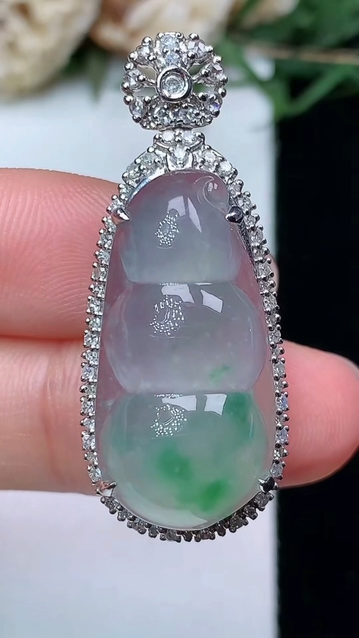 天然A货翡翠福豆吊坠，尺寸37.6-15.4-11.3，裸石25.6-12.6，重量:6.14g
4