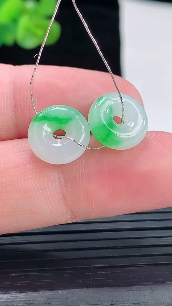 天然A货翡翠平安扣吊坠一对，尺寸12-3.8重量:2.23g
4月29日