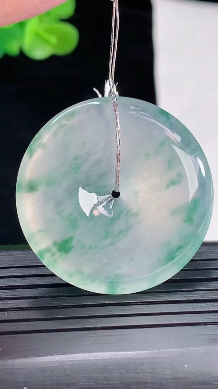 天然A货翡翠种飘花平安扣吊坠，尺寸35-6重量:14.49g
4月29日