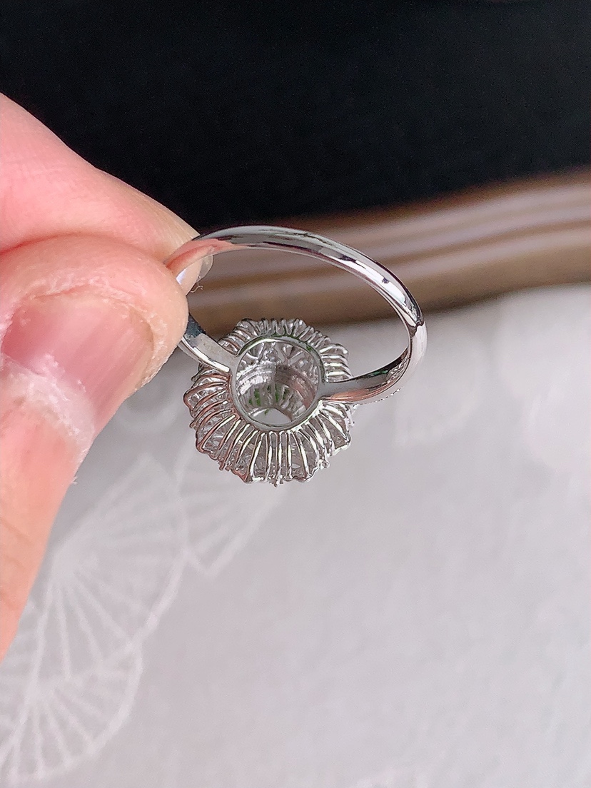 天然A货翡翠18K金伴钻镶嵌白冰白月光蛋面戒指 圈口17.2裸石
尺寸8.6-7mm 重量3.00g 0428