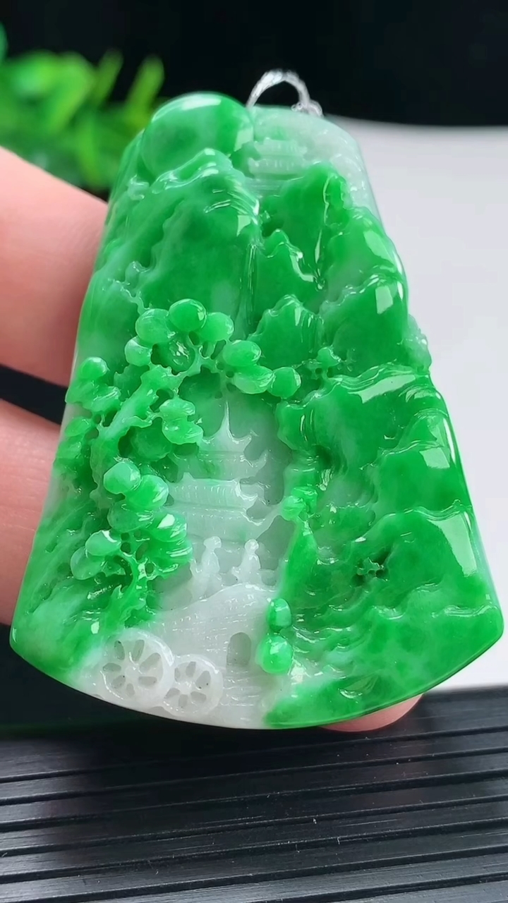 天然A货翡翠山水牌吊坠，尺寸55.2-40.2-10.6重量:41.91g
4月29日