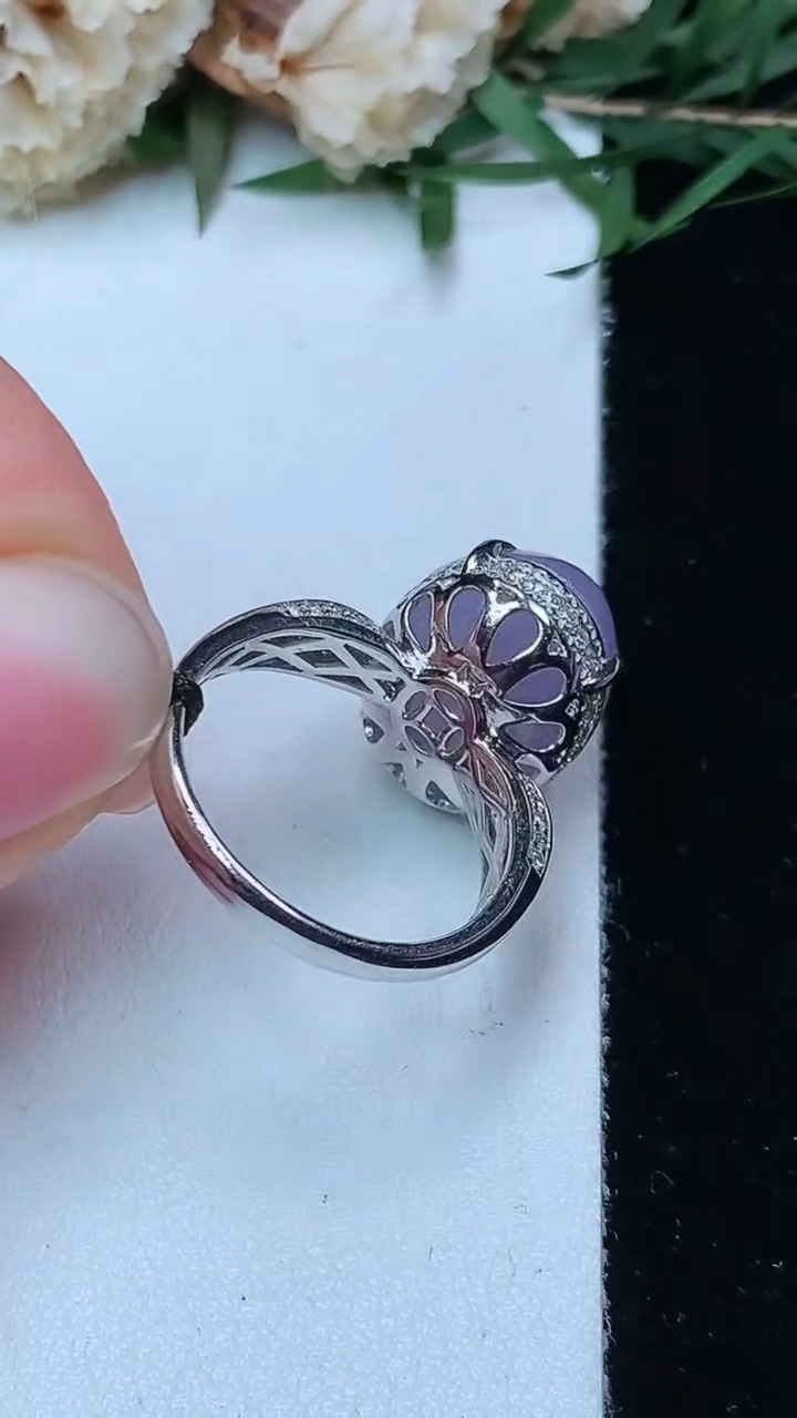 天然A货翡翠k金紫罗兰蛋面戒指，尺寸17.3-14.8-12，重量:6.31g2026年4月29日
工厂直销收藏佳品,种好水足，色泽均匀，有种有色，上手高大气！