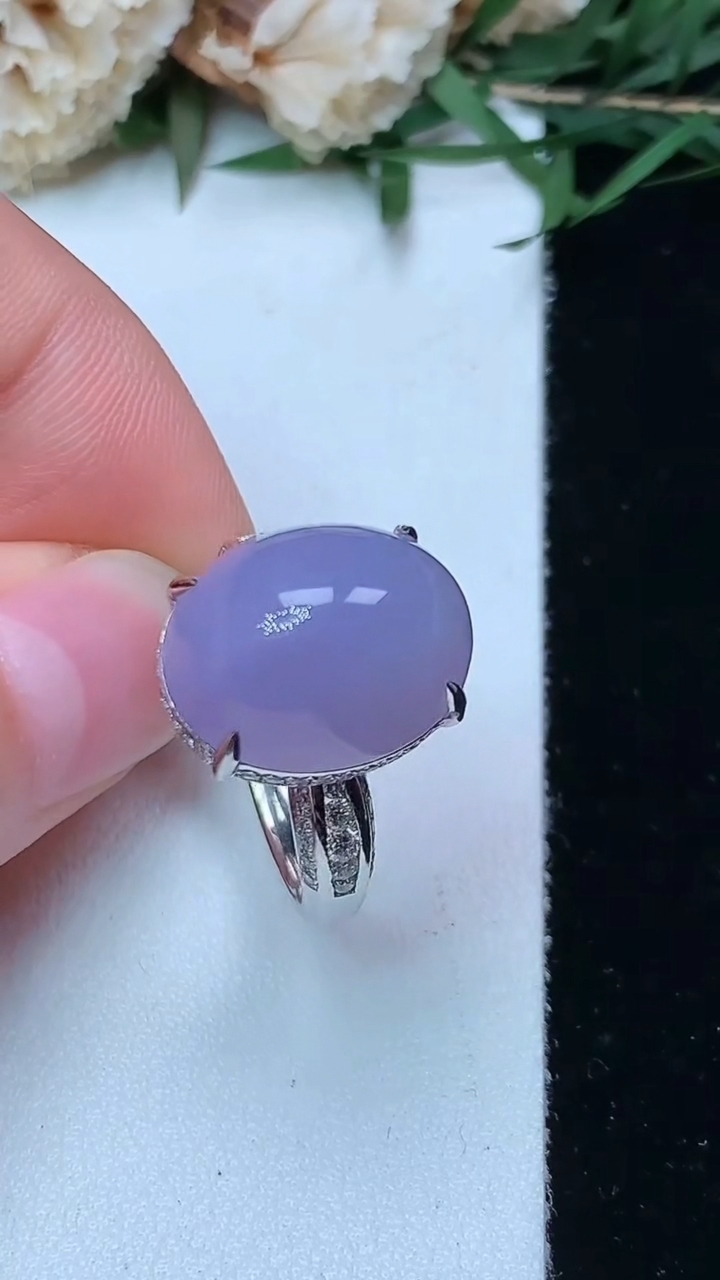 天然A货翡翠k金紫罗兰蛋面戒指，尺寸17.3-14.8-12，重量:6.31g2026年4月29日
工厂直销收藏佳品,种好水足，色泽均匀，有种有色，上手高大气！