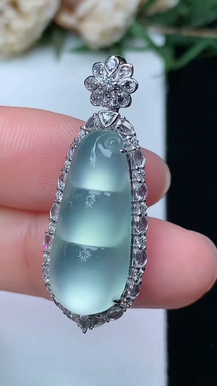 天然A货翡翠白冰福豆吊坠，尺寸34-13.3-10.3，裸石22.2-9.8，重量:5.24g
4月29日