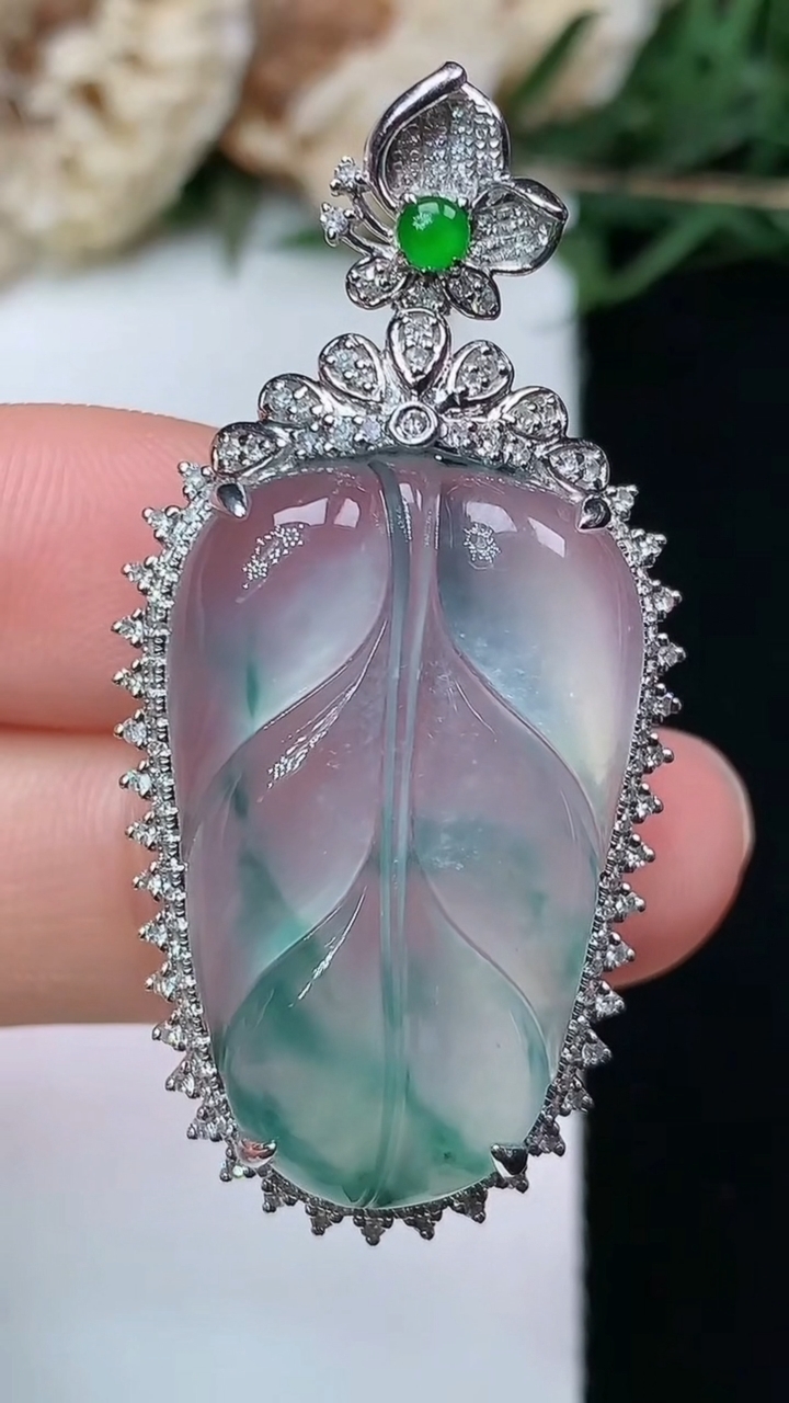 天然A货翡翠飘花金枝玉叶 叶子吊坠，尺寸45.2-22.3-9.5，裸石27.3-17.9，重量:8