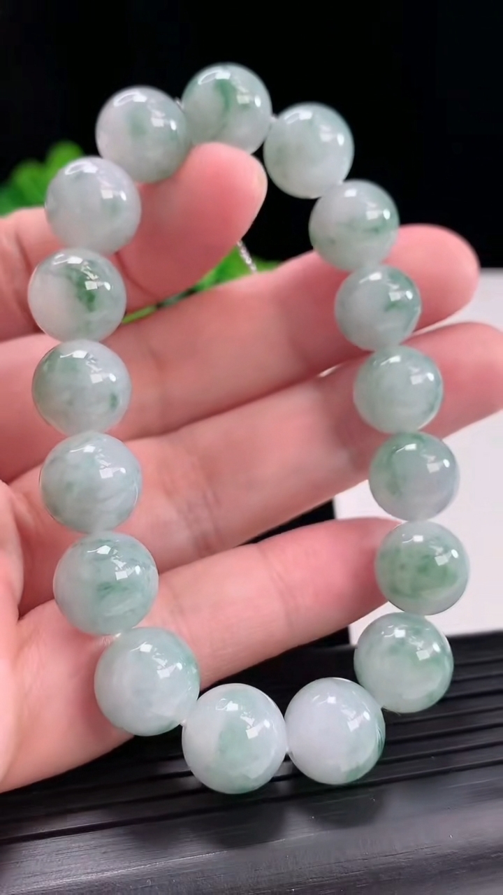 天然A货翡翠飘花圆珠手串，尺寸12-17颗重量:45.28g4月29日
工厂直销收藏佳品,种好水足，色泽均匀，有种有色，上手高大气！