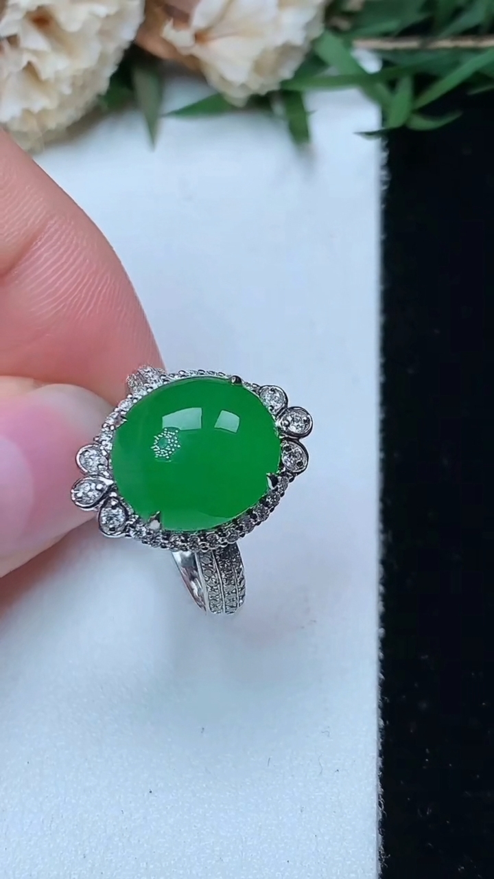 天然A货翡翠蛋面戒指，尺寸17.2-11.4-10.3，重量:4.33g2026年4月29日
工厂直销收藏佳品,种好水足，色泽均匀，有种有色，上手高大气！