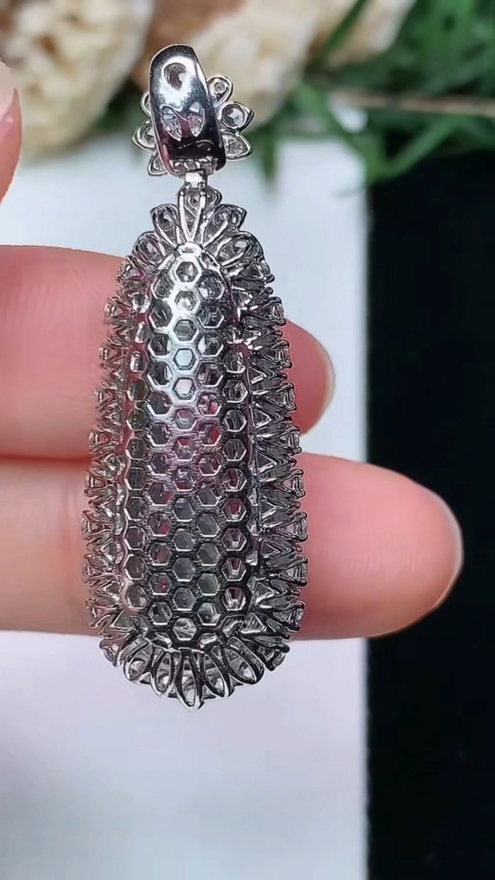 天然A货翡翠福豆吊坠，尺寸39.8-13.6-9.2，裸石25.4-9.9，重量:5.67g
4月29日