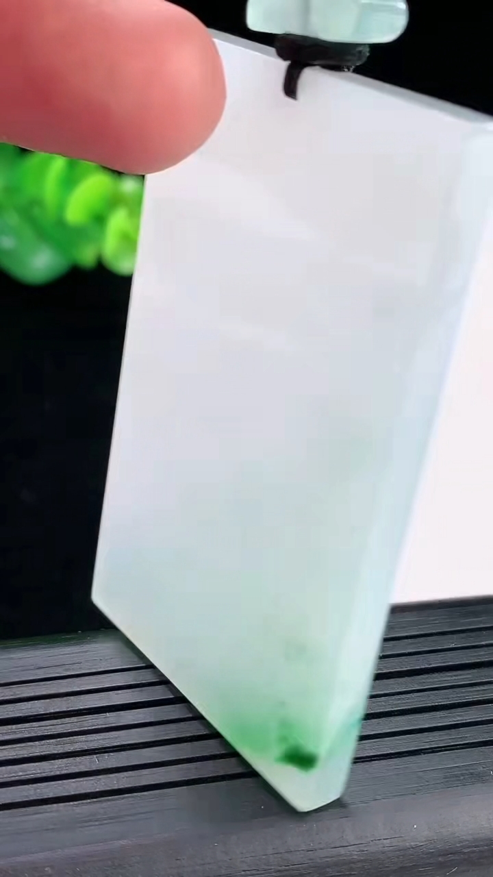 天然A货翡翠无事牌吊坠，尺寸63-38.5-5重量:44.32g
4月29日