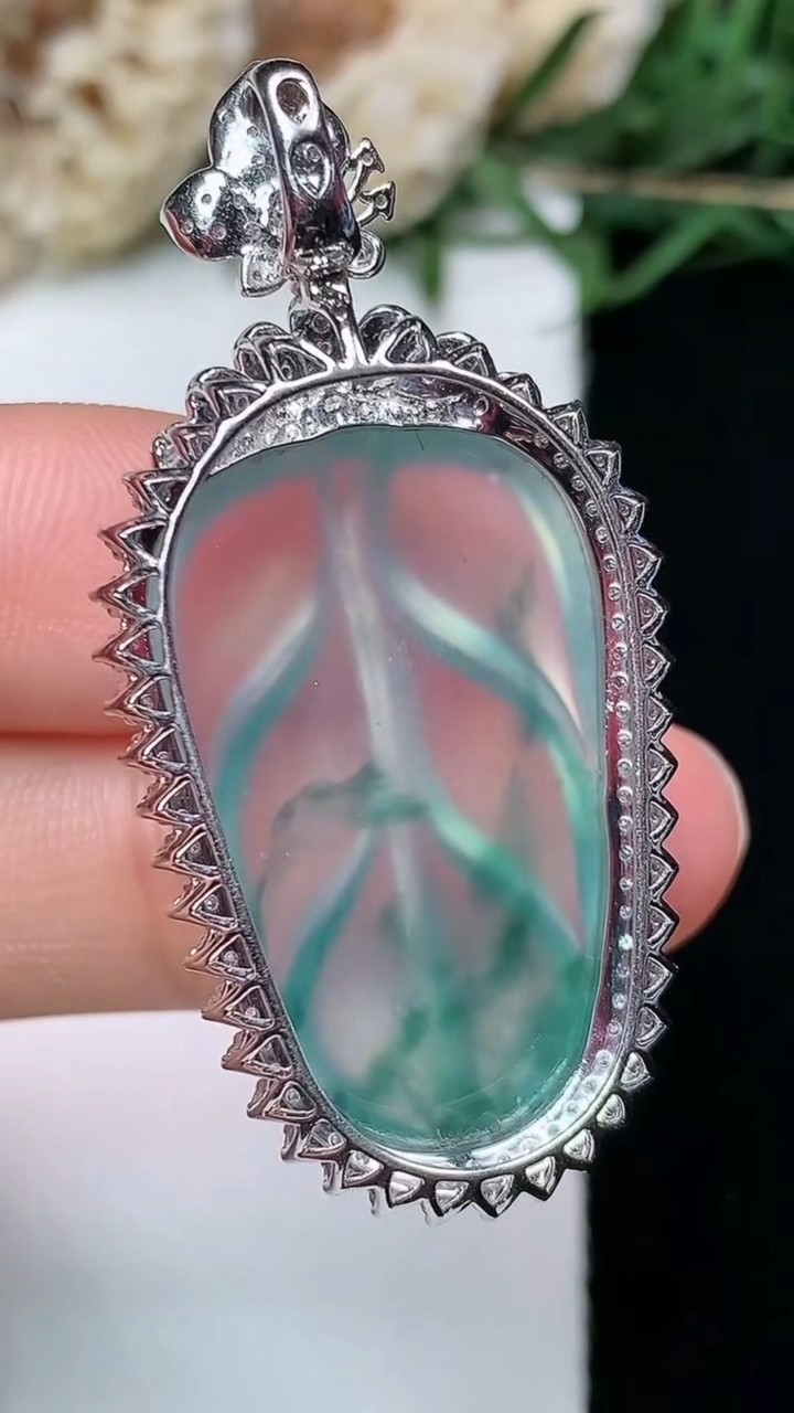 天然A货翡翠飘花金枝玉叶 叶子吊坠，尺寸45.2-22.3-9.5，裸石27.3-17.9，重量:8.45g
4月29日