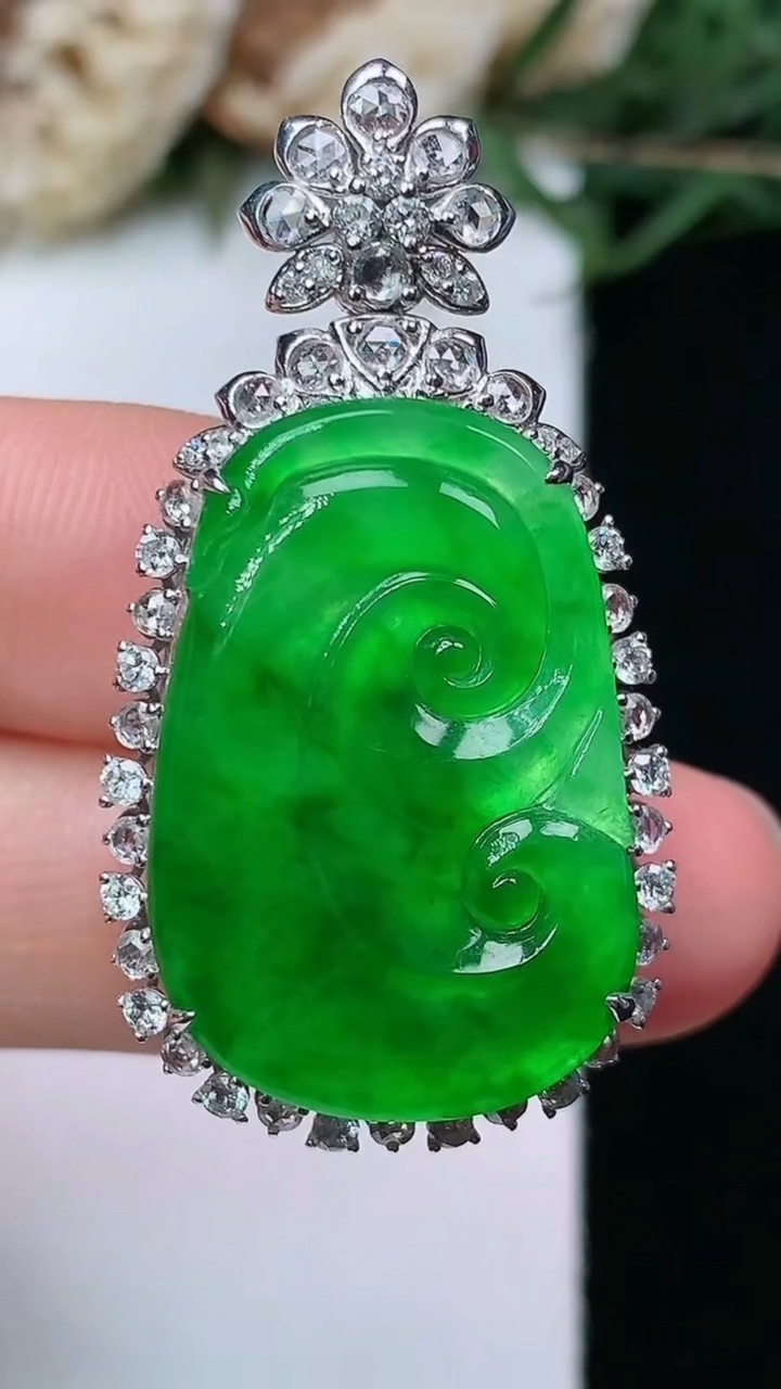 天然A货翡翠如意吊坠，尺寸38.2-28.2-10.2，裸石24.4-16.5，重量:6.75g
4月29日