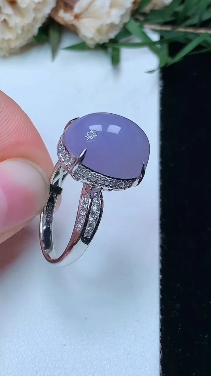 天然A货翡翠k金紫罗兰蛋面戒指，尺寸17.3-14.8-12，重量:6.31g2026年4月29日
工厂直销收藏佳品,种好水足，色泽均匀，有种有色，上手高大气！