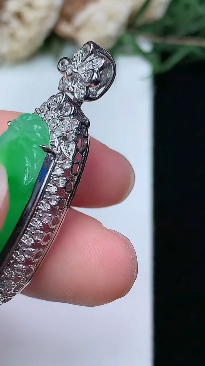 天然A货翡翠如意吊坠，尺寸37.9-16-9.8，裸石24.2-12，重量:6.24g
4月29日