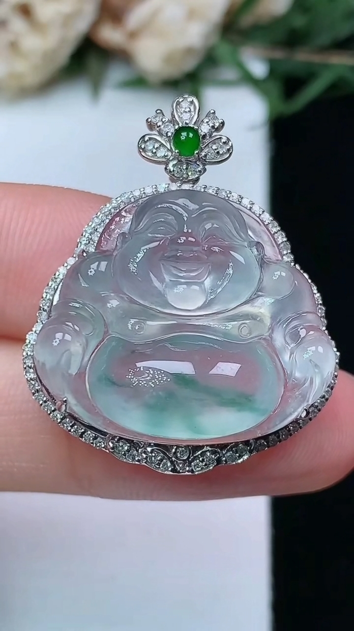 天然A货翡翠飘花佛公吊坠，尺寸30.5-24.9-10.3，裸石18.8-22.8，重量:6.32g
4月29日