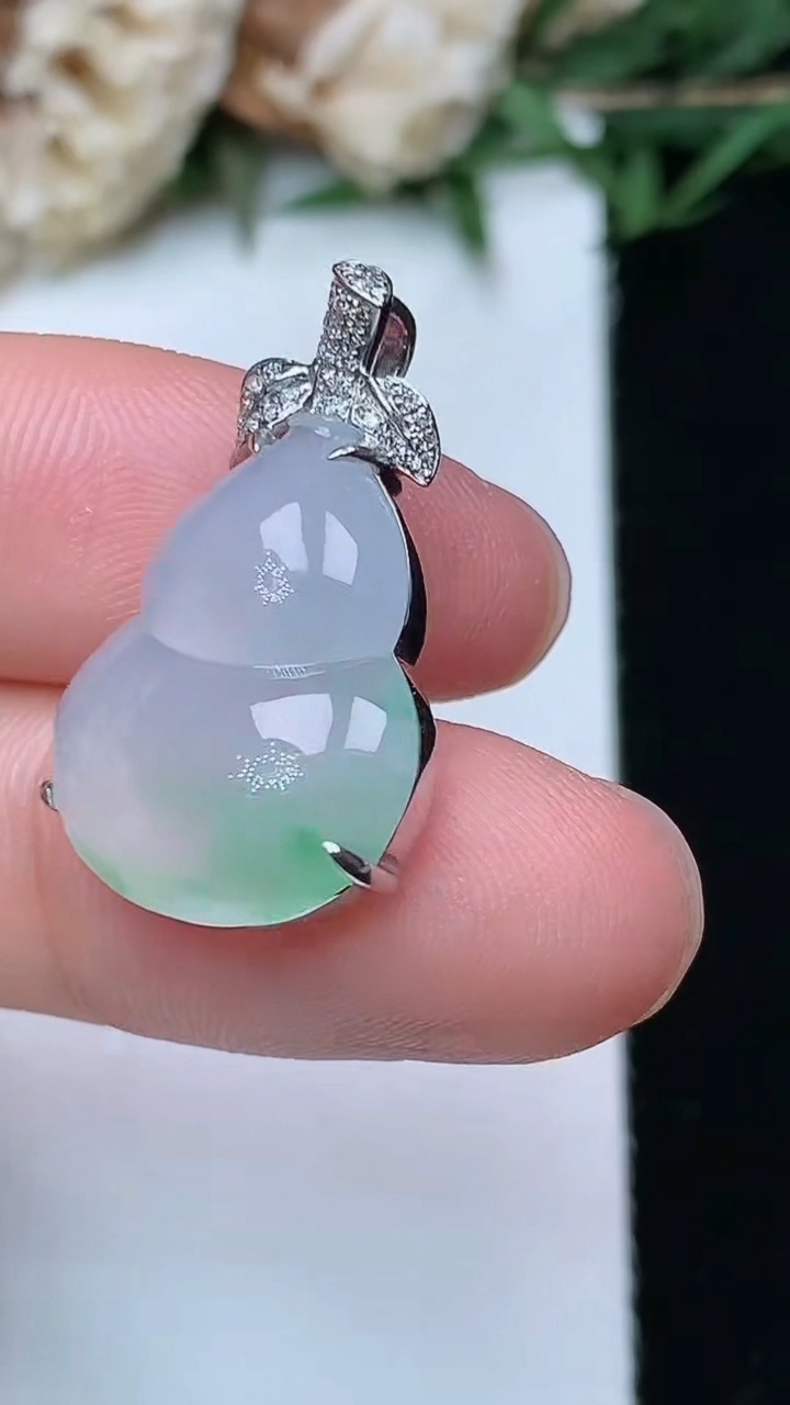 天然A货翡翠葫芦吊坠，尺寸18-14.5-6.6，重量:3.30g
4月29日