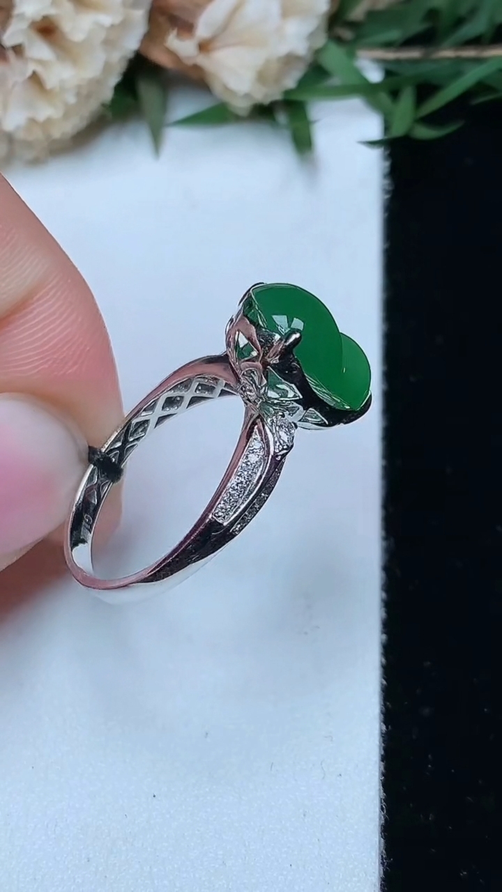 天然A货翡翠葫芦戒指，尺寸17.5-12-10，重量:3.59g2026年4月29日
工厂直销收藏佳品,种好水足，色泽均匀，有种有色，上手高大气！