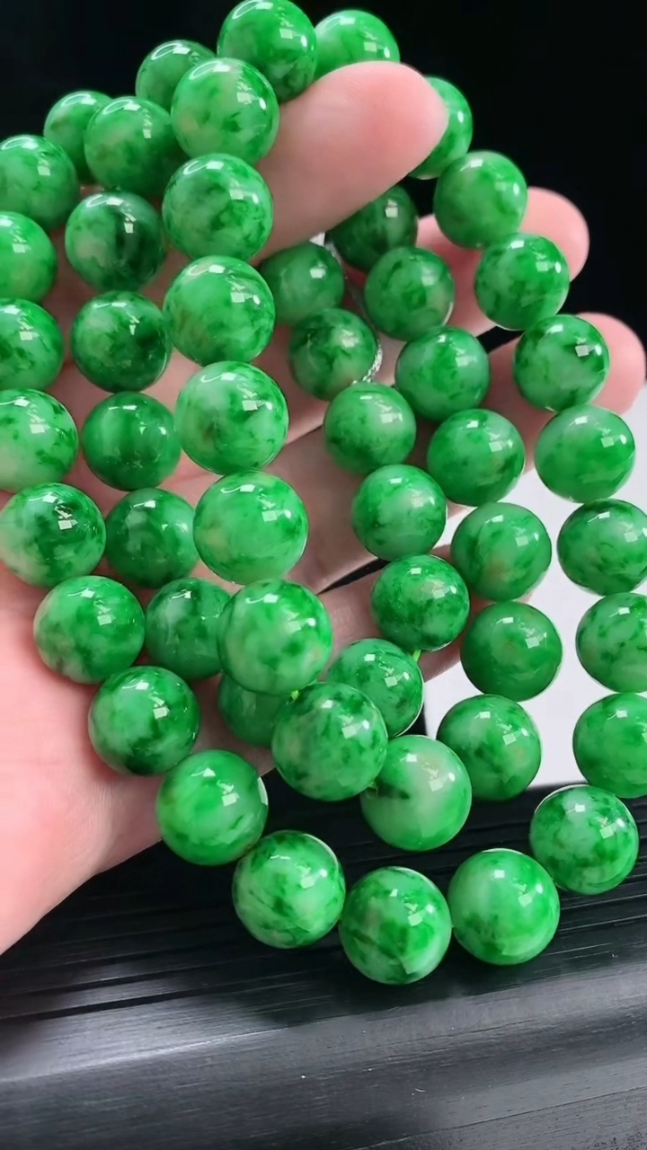 天然A货翡翠圆珠项链，尺寸11-55颗重量:136.53g4月29日
工厂直销收藏佳品,种好水足，色泽均匀，有种有色，上手高大气！