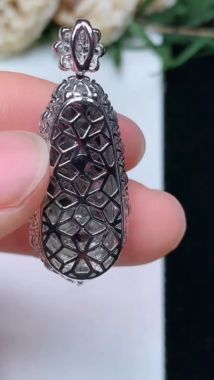 天然A货翡翠白冰福豆吊坠，尺寸34-13.3-10.3，裸石22.2-9.8，重量:5.24g
4月29日