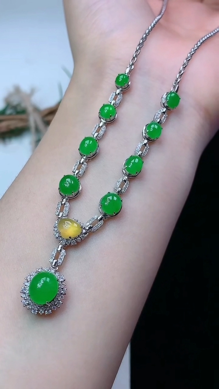 天然A货翡翠蛋面项链，尺寸7.5-6.6，重量:7.96g
4月29日