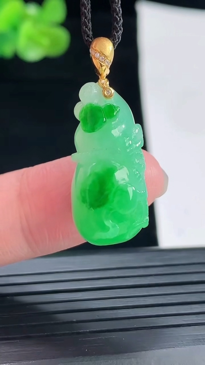 天然A货翡翠葫芦吊坠，尺寸25.6-11-11.5重量:6.39g
4月29日