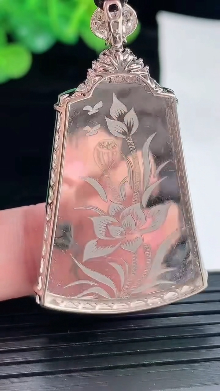 天然A货翡翠无事牌吊坠，尺寸49.5-29-6，裸石36.5-29重量:12.58g
4月29日