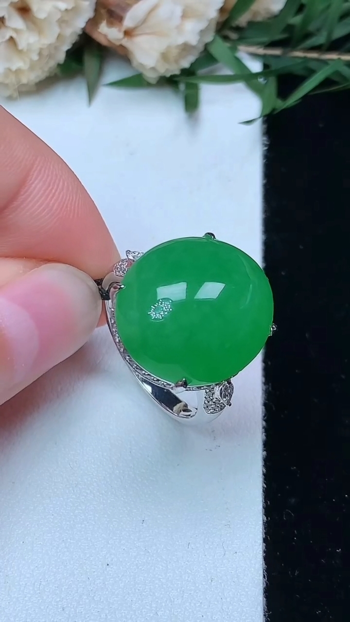 天然A货翡翠蛋面戒指，尺寸17.4-17.4-15.5，重量:7.23g2026年4月29日
工厂直销收藏佳品,种好水足，色泽均匀，有种有色，上手高大气！