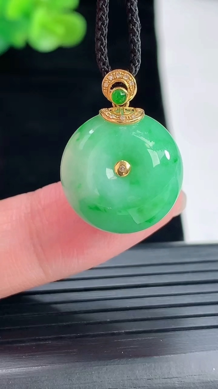 天然A货翡翠路路通吊坠，尺寸17.5-13重量:8.02g
4月29日