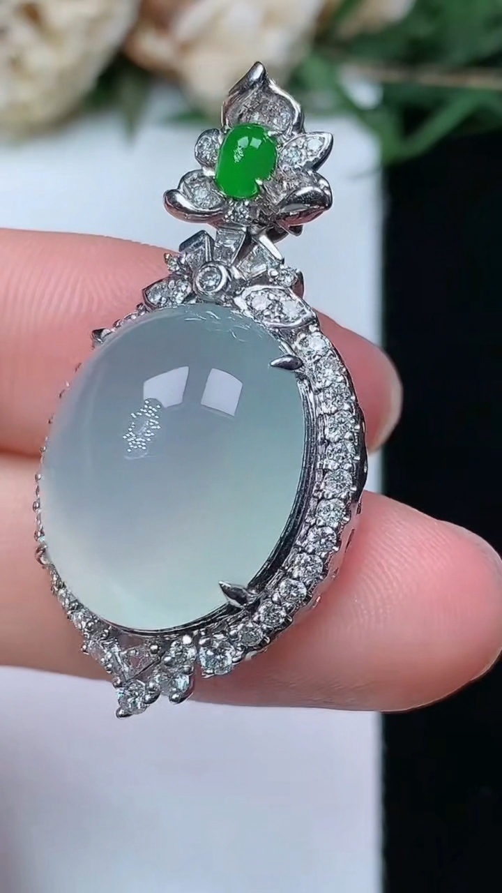 天然A货翡翠白冰蛋面吊坠，尺寸35.6-18.4-12，裸石17-14.6，重量:7.22g
4月29日