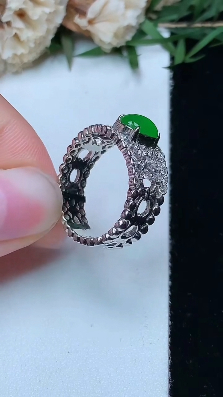 天然A货翡翠蛋面戒指，尺寸16.5-7.2-5.9，重量:4.86g2026年4月29日
工厂直销收藏佳品,种好水足，色泽均匀，有种有色，上手高大气！