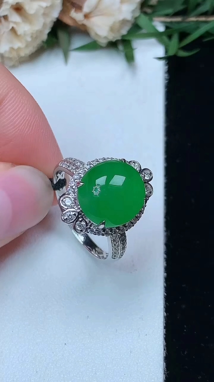 天然A货翡翠蛋面戒指，尺寸17.2-11.4-10.3，重量:4.33g2026年4月29日
工厂直