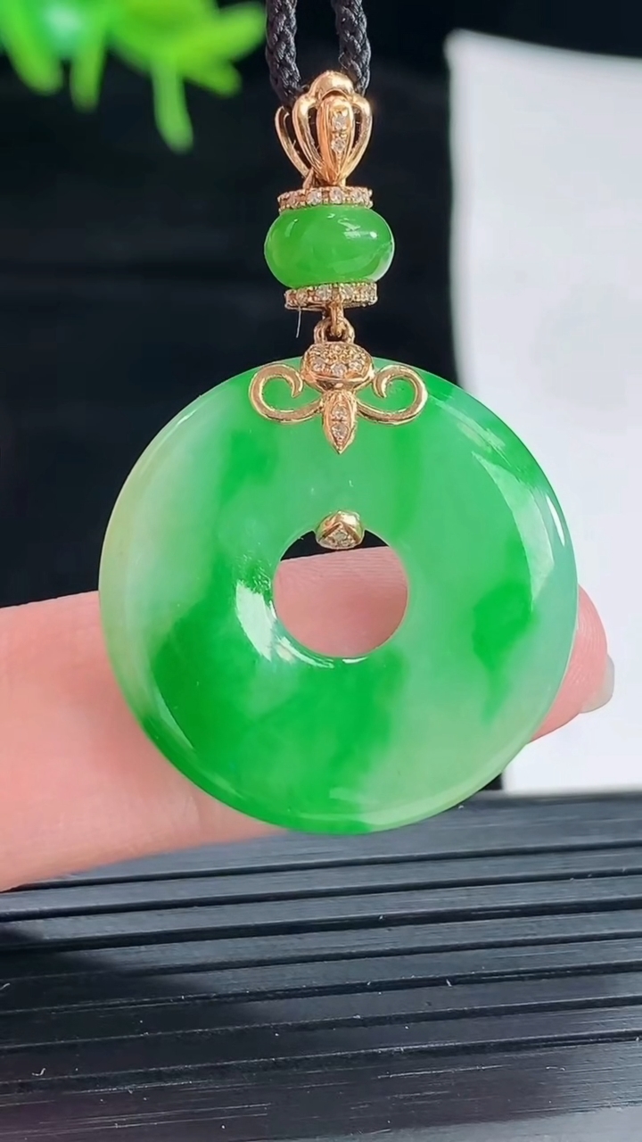 天然A货翡翠平安环吊坠，尺寸25-4重量:6.17g
4月29日