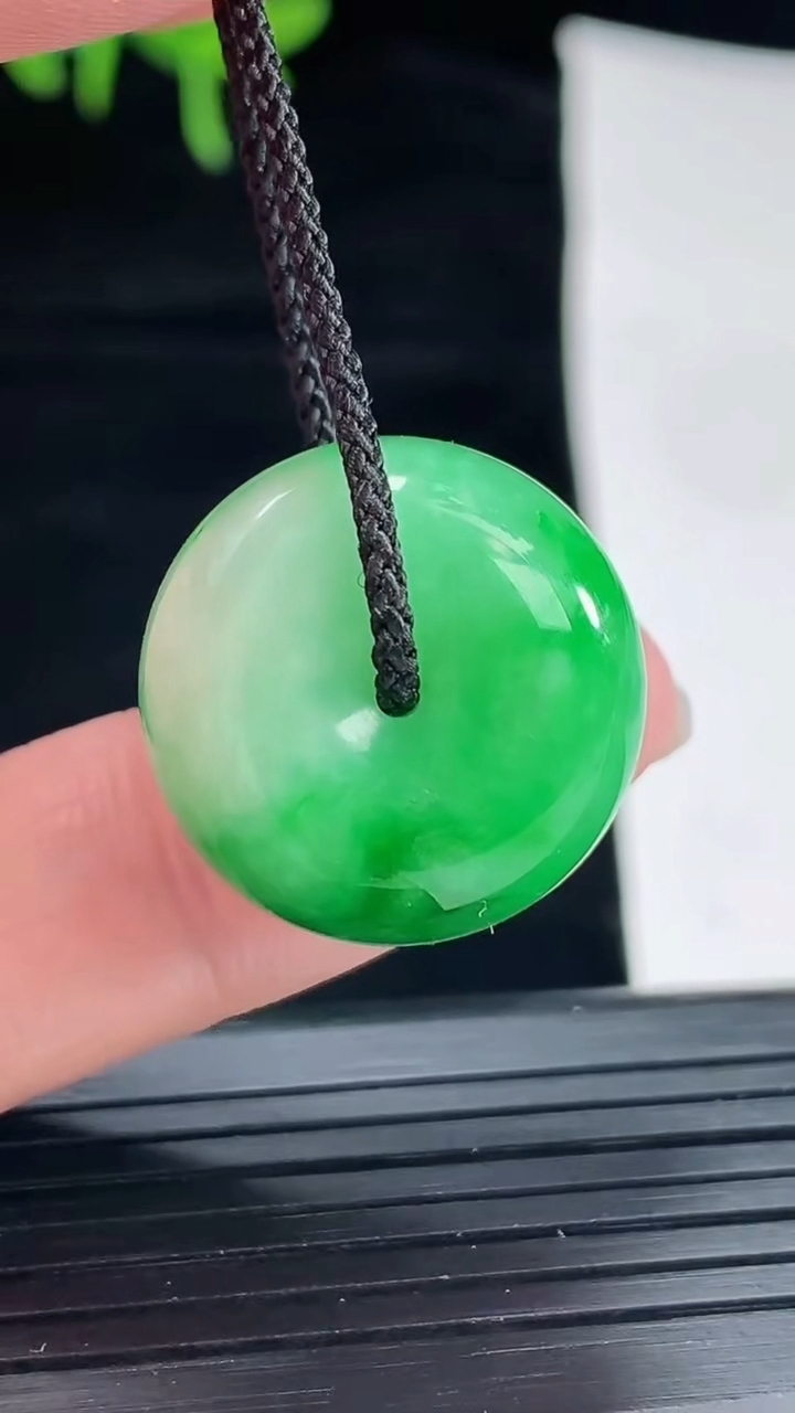 天然A货翡翠路路通吊坠，尺寸20.5-13重量:11.19g
4月29日