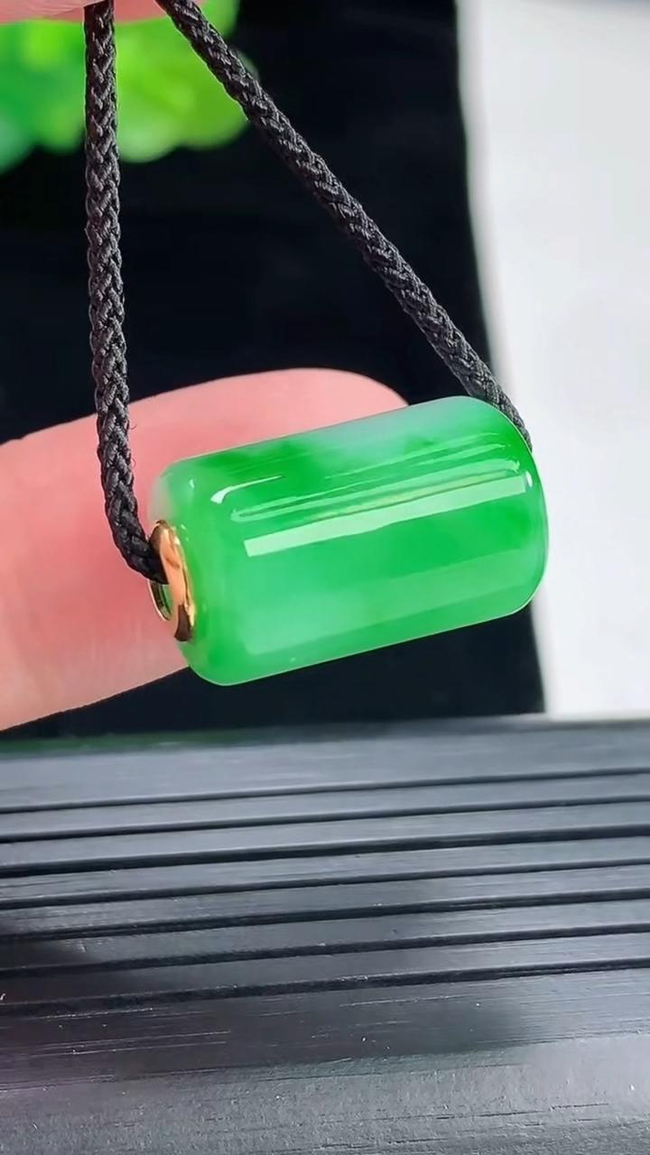 天然A货翡翠路路通吊坠，尺寸20-11重量:5.27g
4月29日