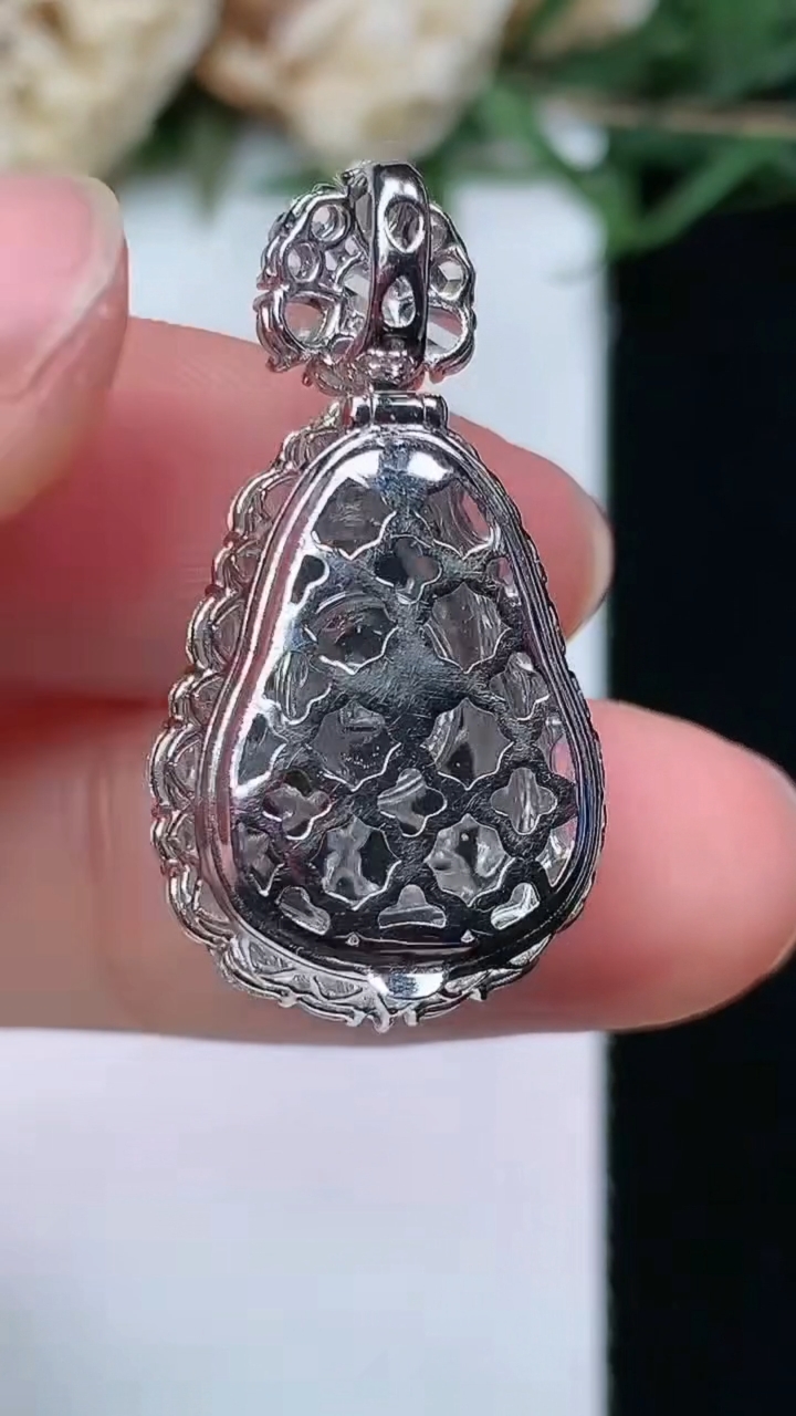 天然A货翡翠葫芦吊坠，尺寸28.6-15-11，裸石15-11，重量:4.46g
4月29日