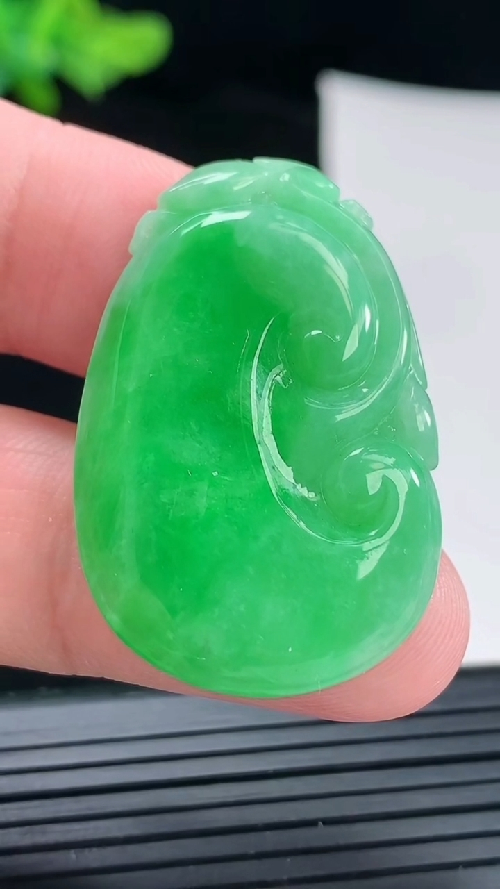 天然A货翡翠如意吊坠，尺寸36-24-5.2重量:9.19g
4月29日