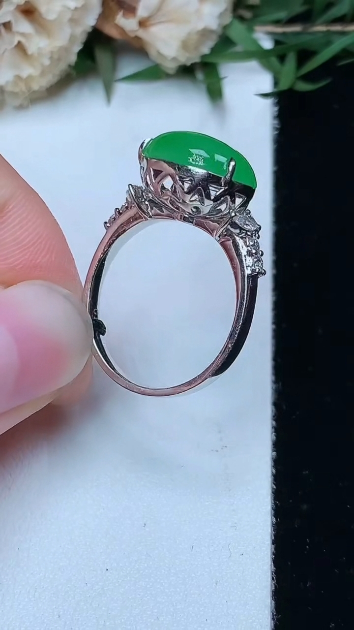 天然A货翡翠葫芦戒指，尺寸17.5-12-12，重量:4.77g
4月29日