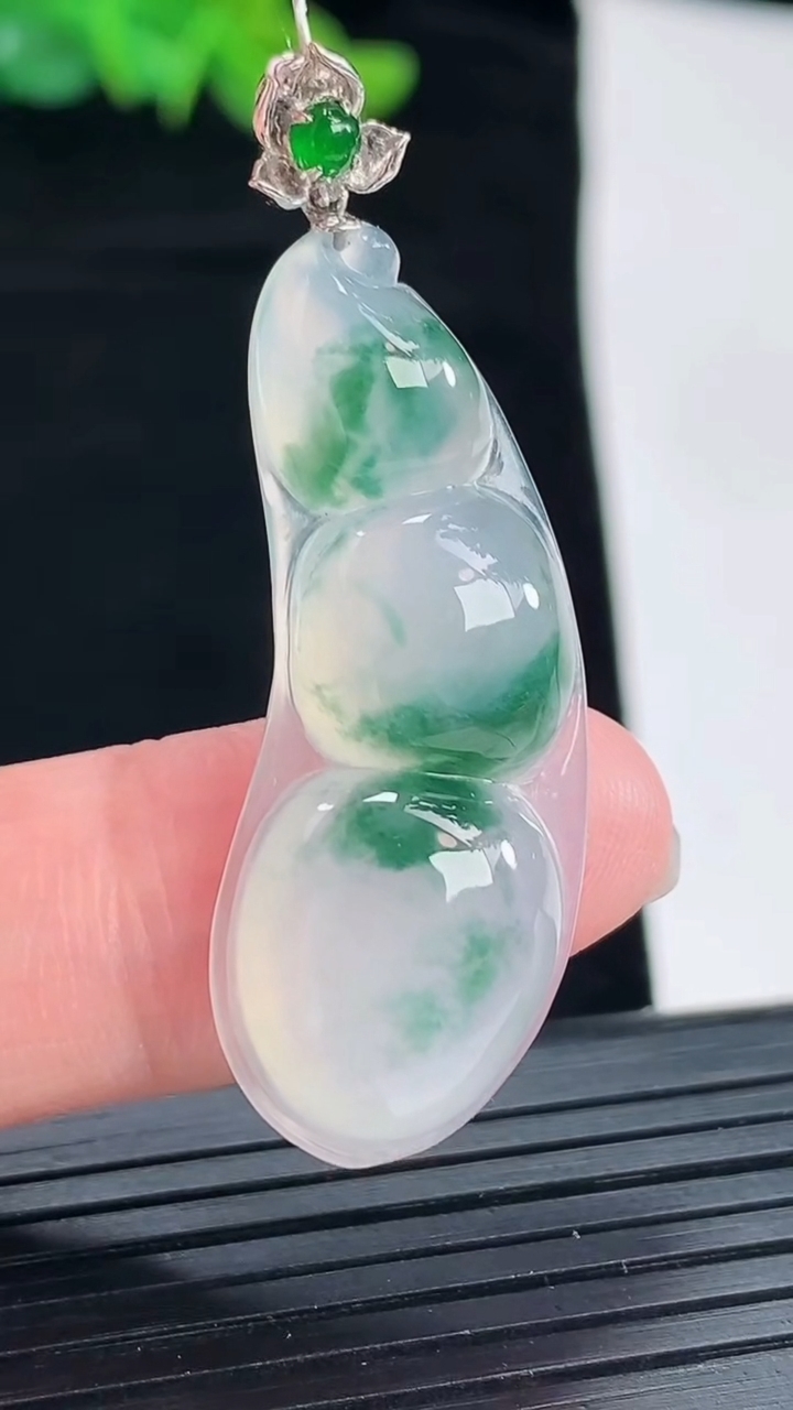 天然A货翡翠种飘花福豆吊坠，尺寸36.6-14.5-6.5重量:6.37g
4月29日