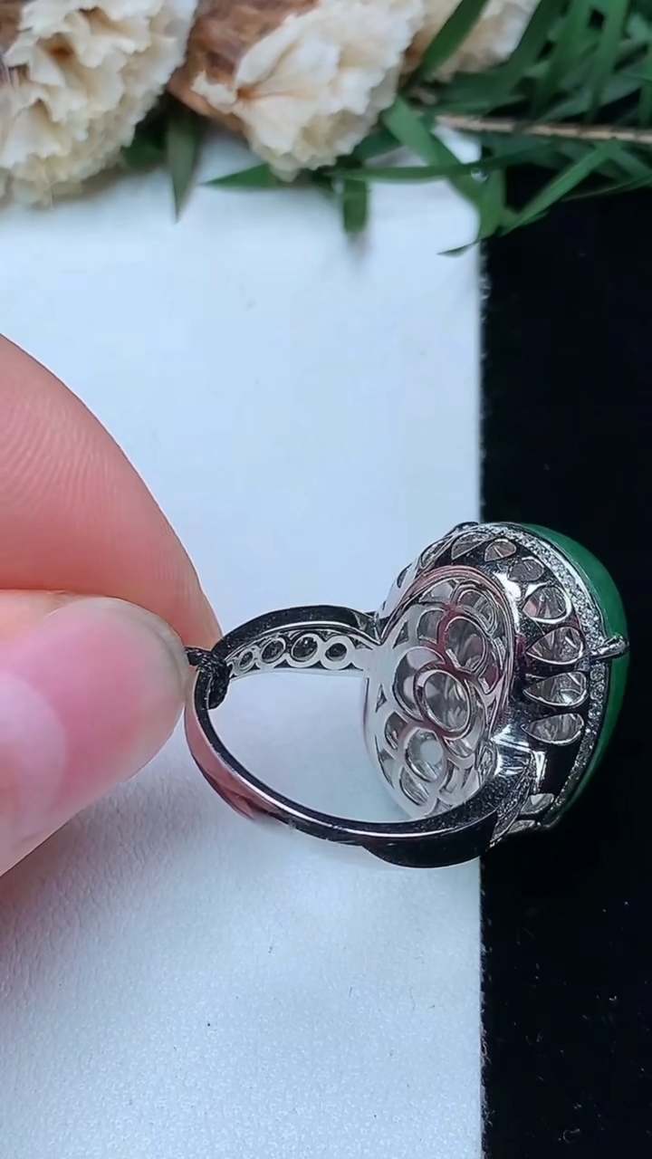 天然A货翡翠蛋面戒指，尺寸17.2-21-16.6，重量:10.89g2026年4月29日
工厂直销收藏佳品,种好水足，色泽均匀，有种有色，上手高大气！