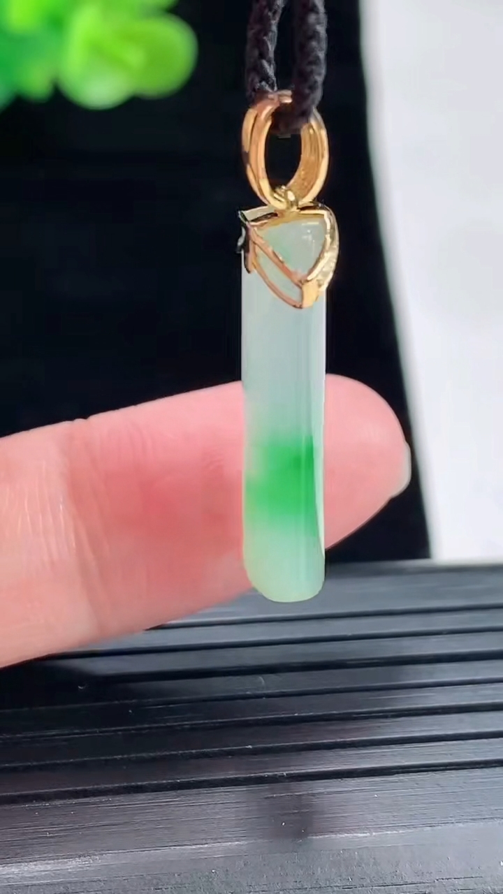 天然A货翡翠无事牌 平安柱吊坠，尺寸25.5-10-4.6重量:2.92g
4月29日