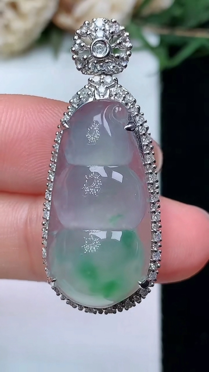 天然A货翡翠福豆吊坠，尺寸37.6-15.4-11.3，裸石25.6-12.6，重量:6.14g
4月29日