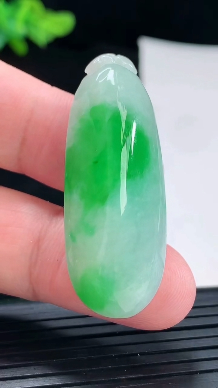 天然A货翡翠福瓜吊坠，尺寸44.6-17.5-12.8重量:15.79g
4月29日