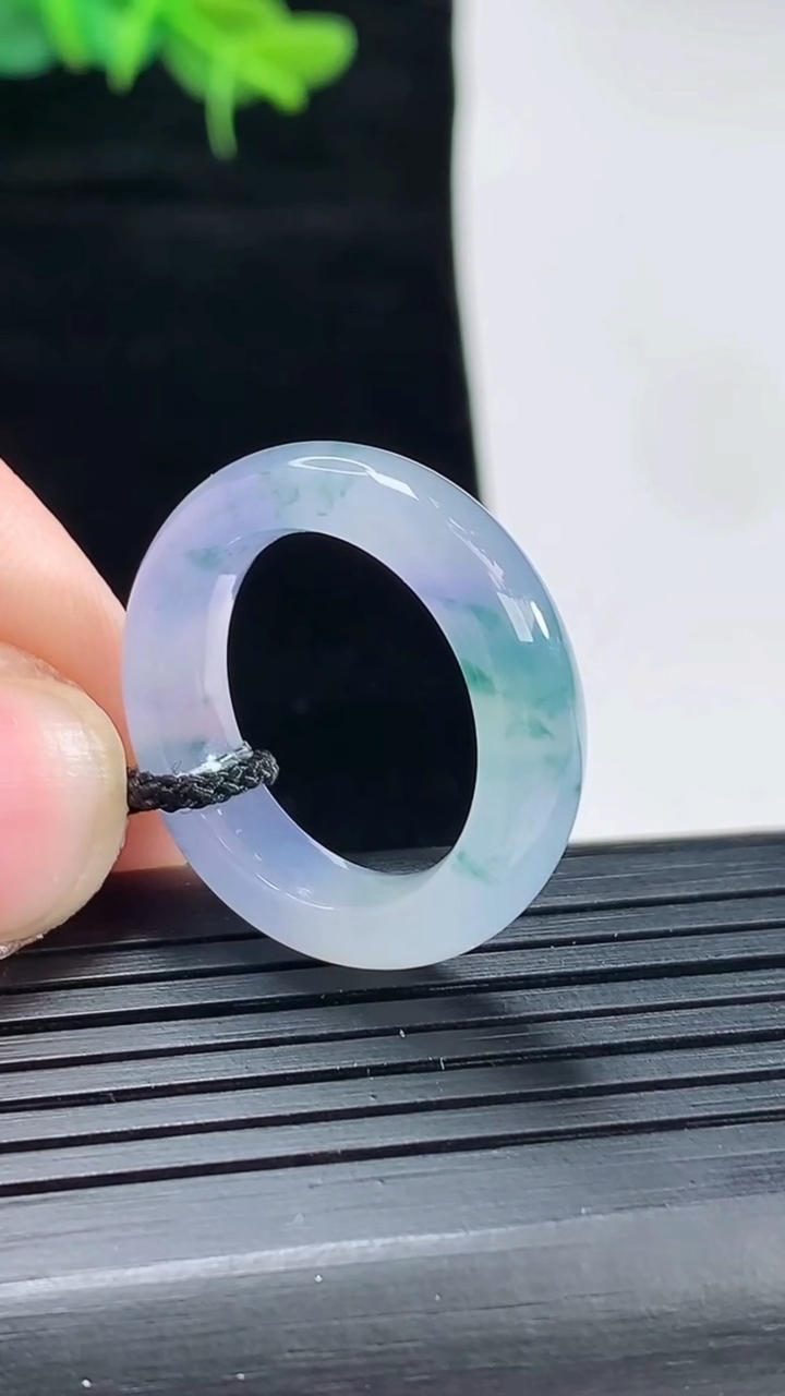 天然A货翡翠种紫罗兰 飘花玉指环 戒指，尺寸18-6-4.2重量:4.76g2026年4月29日
工厂直销收藏佳品,种好水足，色泽均匀，有种有色，上手高大气！