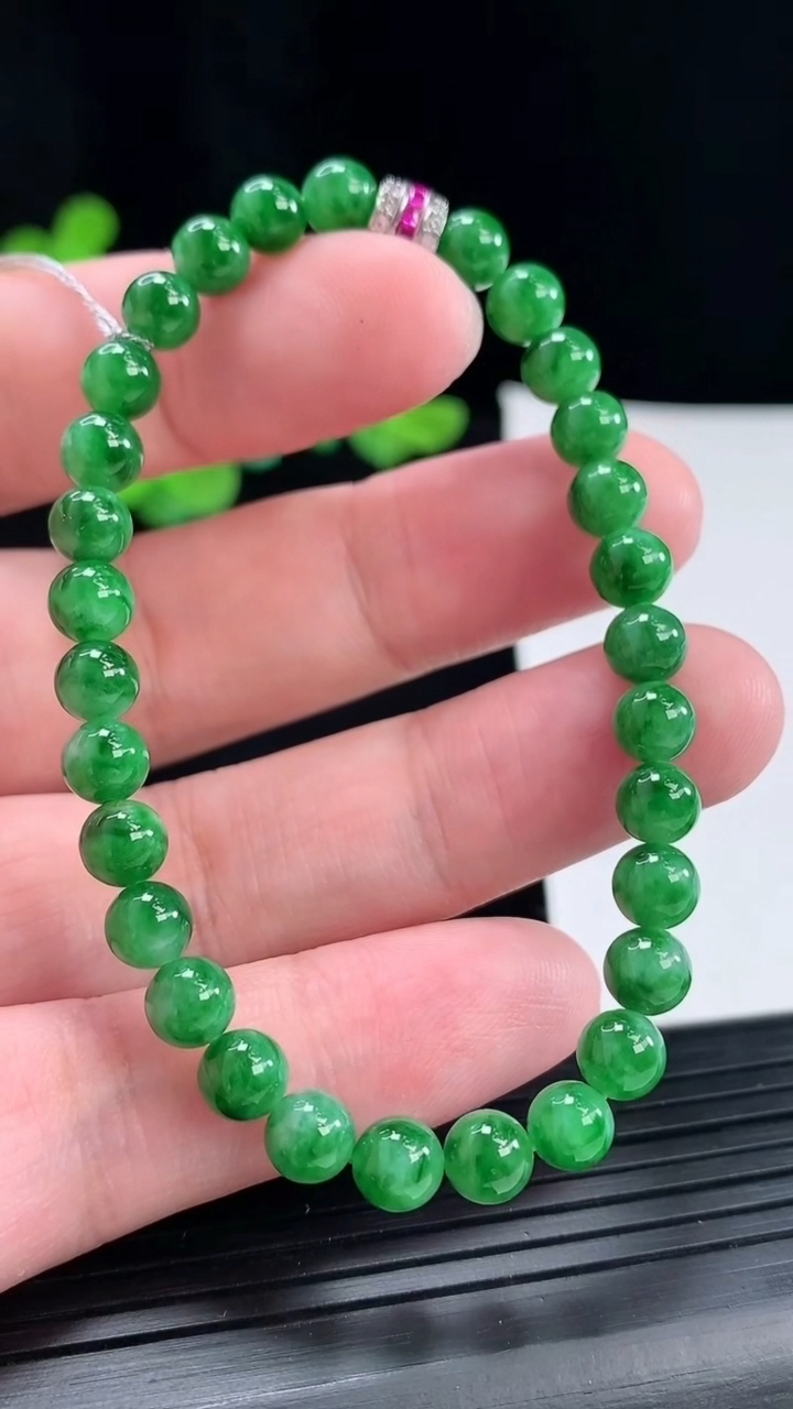 天然A货翡翠圆珠手串，尺寸6-30颗重量:11.44g4月29日
工厂直销收藏佳品,种好水足，色泽均匀，有种有色，上手高大气！
