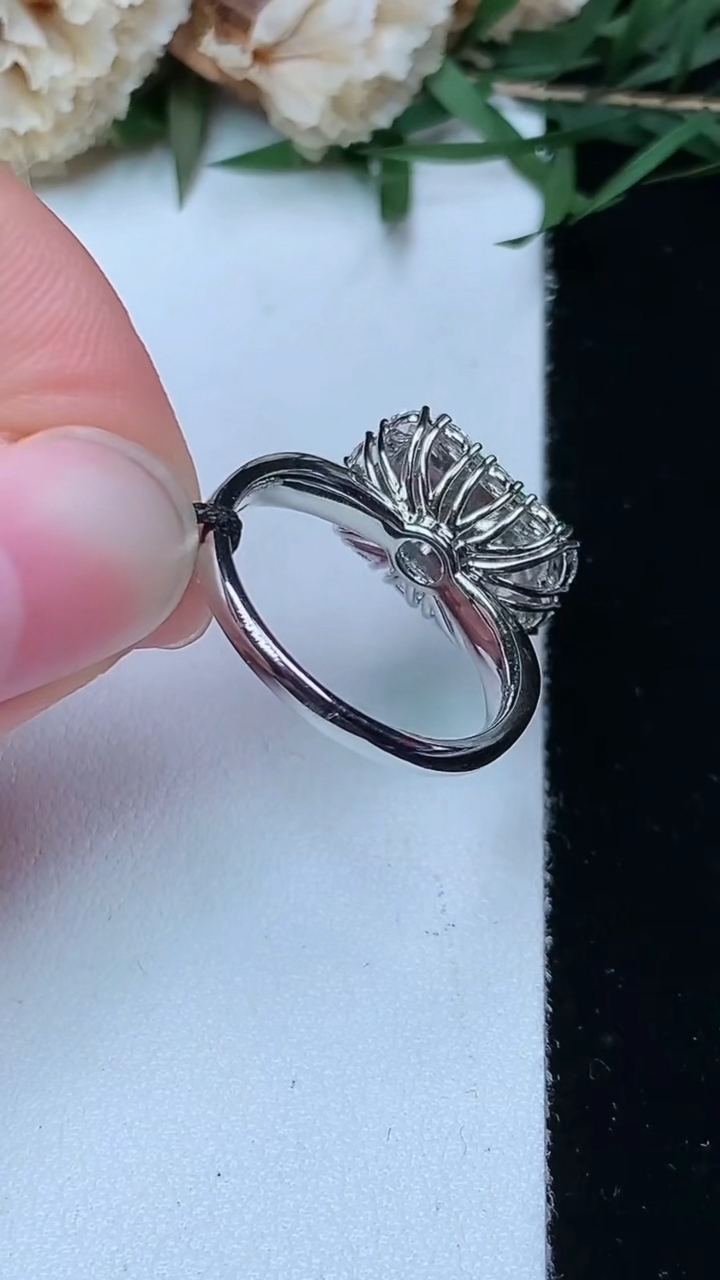 天然A货翡翠马鞍戒指，尺寸17-11.2-6.9，重量:3.70g2026年4月29日
工厂直销收藏佳品,种好水足，色泽均匀，有种有色，上手高大气！