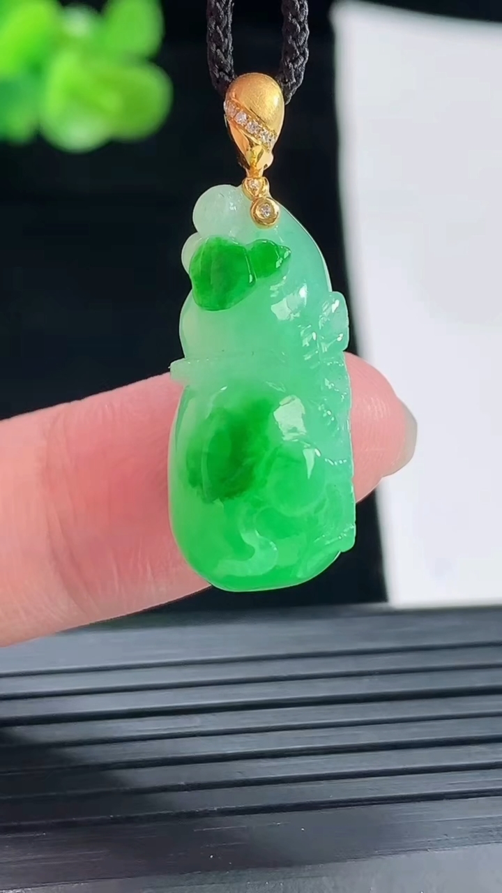 天然A货翡翠葫芦吊坠，尺寸25.6-11-11.5重量:6.39g
4月29日
