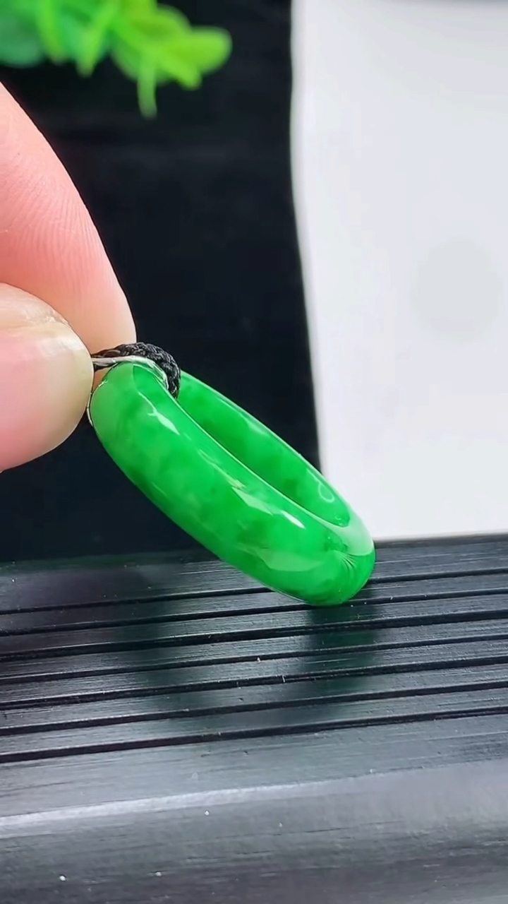 天然A货翡翠玉指环 戒指，尺寸18-6.2-4.5重量:5.35g2026年4月29日
工厂直销收藏佳品,种好水足，色泽均匀，有种有色，上手高大气！