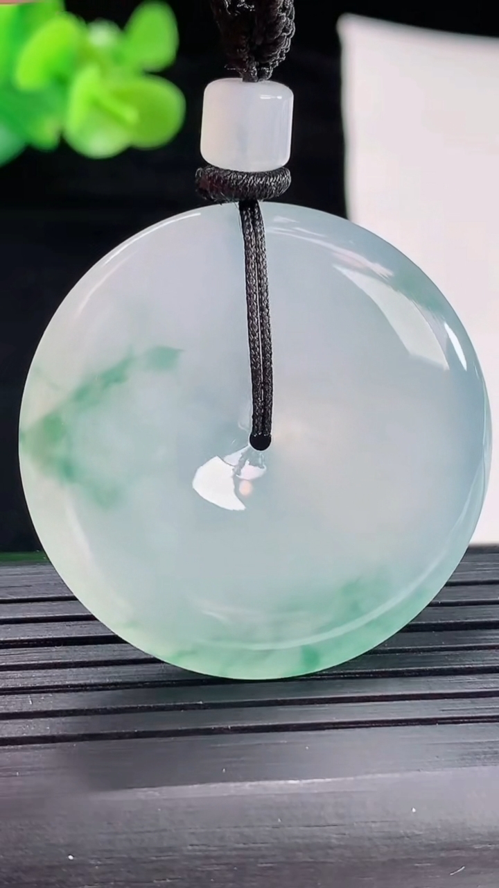 天然A货翡翠种飘花平安扣吊坠，尺寸38-6重量:23.07g
4月29日