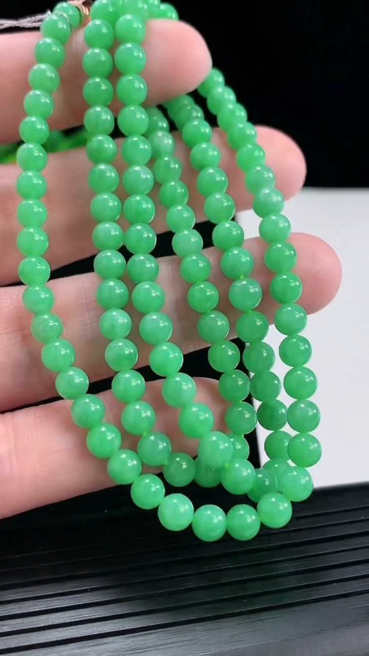 天然A货翡翠圆珠项链，尺寸5-115颗重量:27.24g
4月29日