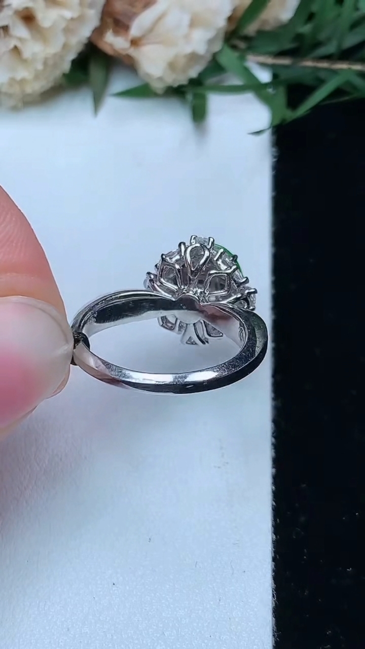 天然A货翡翠蛋面戒指，尺寸16.6-8.5-7.7，重量:5.29g2026年4月29日
工厂直销收藏佳品,种好水足，色泽均匀，有种有色，上手高大气！