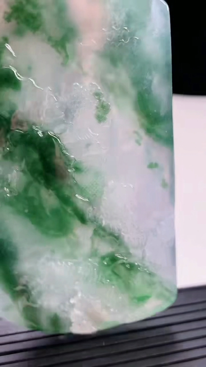 天然A货翡翠种飘花山水观音吊坠，尺寸79.5-43-8.6重量:67.88g
4月29日